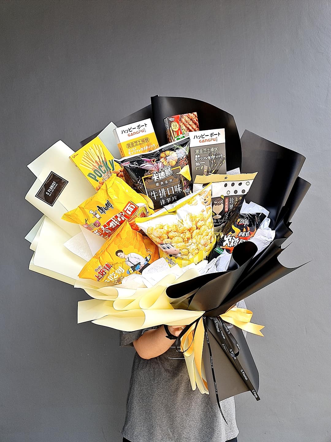 Black Yellow Jumbo Snack bouquet